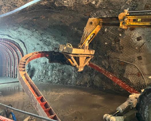 Montaje de marcos de fortificación en galería subterránea